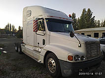 Производство и замена лобового стекла триплекс на грузовике Freightliner Columbia в Никополе (Украина). 7