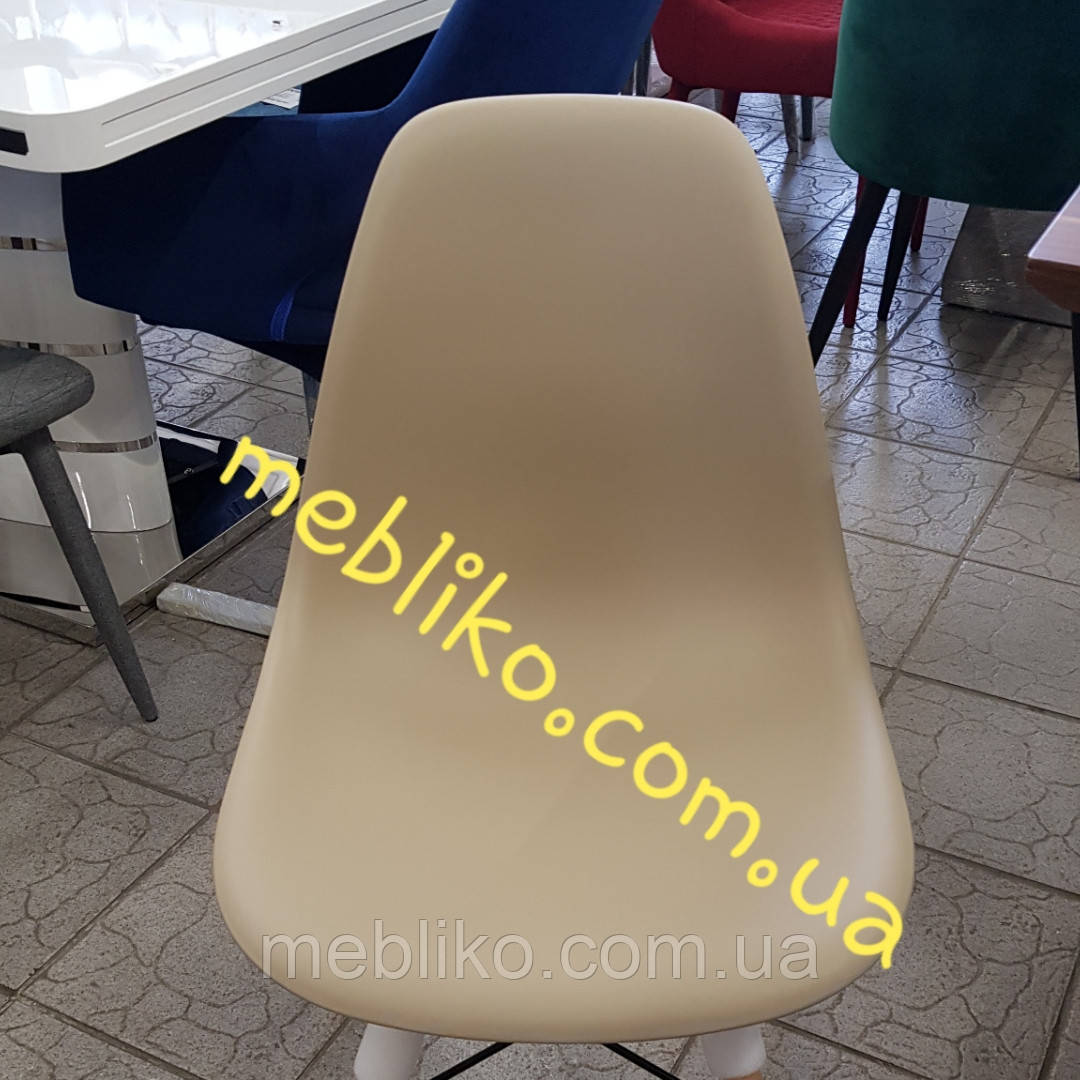 Обідній стілець AC-016W (Eames Chair) бежевий пластик