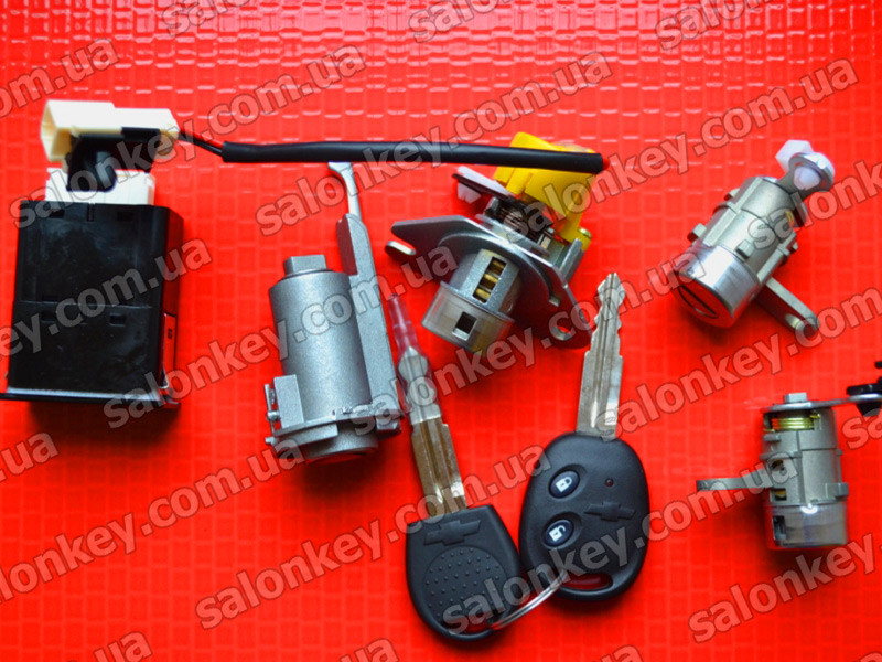 Chevrolet AVEO-4 T255 хітчбек комплект личинок + 2 ключі з чипом і кнопками/96891968 (Оригінал не китай)