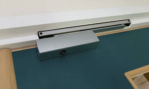 Дверний довідник Geze TS 3000V зі слайдовою тягою (для дверей вагою до 100 кг)