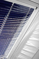 Горизонтальные жалюзи на мансардные окна Roto для помещений с повышенным уровнем влажности
