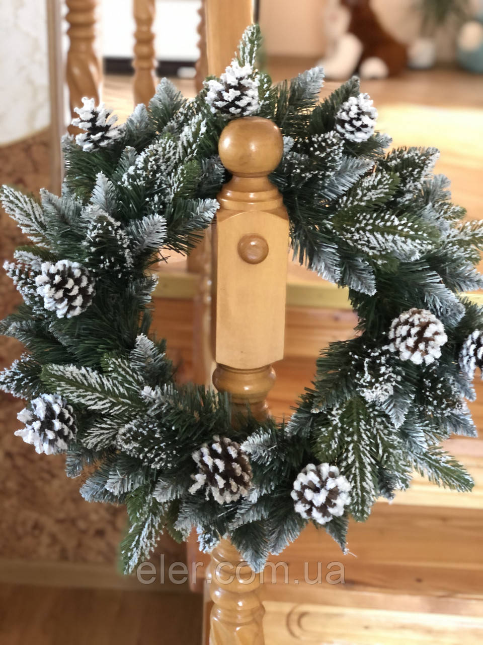 Різдвяний віночок на двері. Зі штучним снігом, литими гілками, шишками та ПВХ