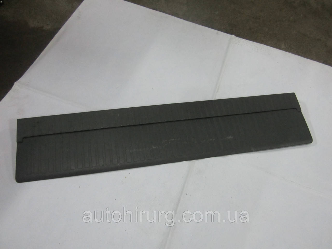 Нижня накладка багажника Toyota land cruiser 200 (58574-60110)