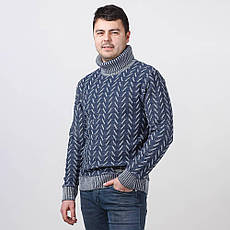 Теплий чоловічий светр з оригінальним малюнком "ялинкою", зв'язаний із теплої пряжі синього кольору.