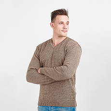Класичний чоловічий пуловер кольору какао з ромбоподібним малюнком приємний до тіла, теплий і м'який.