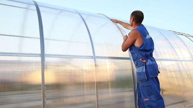 Установка полікарбонату ка каркас теплиці 