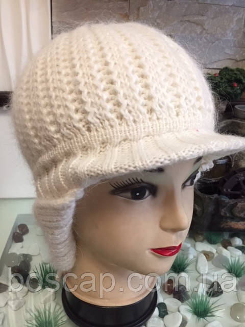 Тепла жіноча шапка-вушанка в'язана  з козирком розмір 54-56, колір молочний