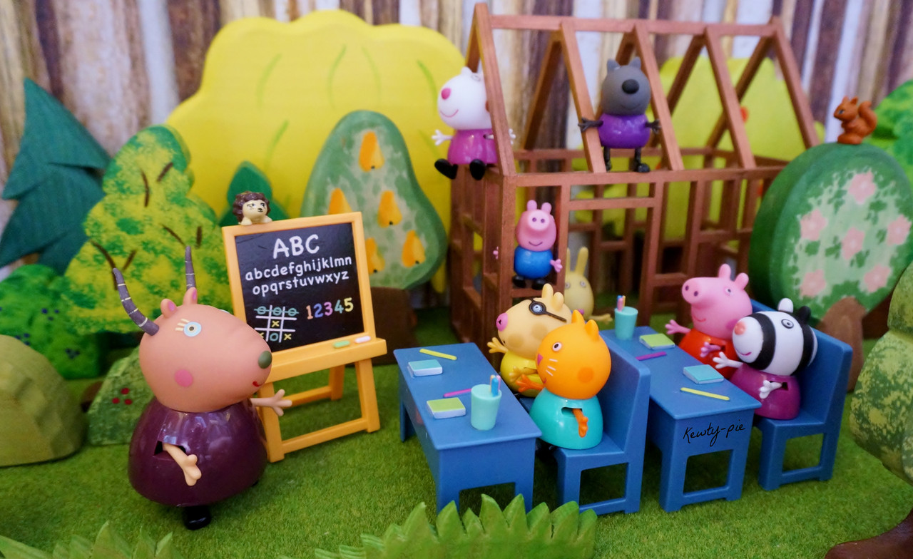 Ігровий набір Peppa — ІДЕМ У ШКОЛУ (клас, 5 фігурок)