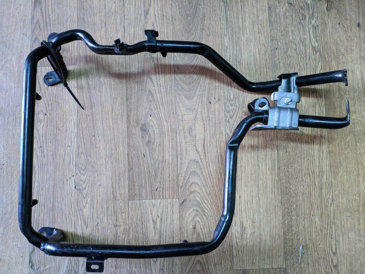 Кронштейн кріплення корпусу повіт. фільтру Renault Trafic, Opel Vivaro 2.0, 2.5, 2006-2014, 8200519826 (Б/У), фото 1