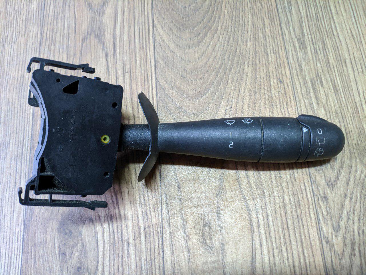 Перемикач склоомивача під задній омивач Renault Trafic, Opel Vivaro 2001-2014, 8200117208 (Б/У)