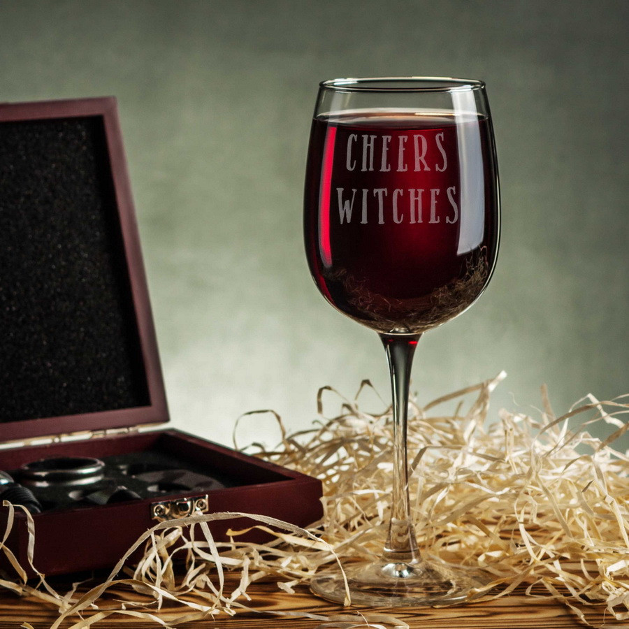 π· ΠΠΎΠΊΠ°Π» Π΄Π»Ρ Π²ΠΈΠ½Π° Π· Π½Π°ΠΏΠΈΡΠΎΠΌ "Cheers witches" ΠΎΡΠΈΠ³ΡΠ½Π°Π»ΡΠ½ΠΈΠΉ. ΠΠΈΠ½Π½ΠΈΠΉ Π±ΠΎΠΊΠ°Π» Π· ΠΏΡΠΈΠ½ΡΠΎΠΌ Π½Π° ΠΏΠΎΠ΄Π°ΡΡΠ½ΠΎΠΊ