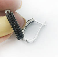 Сережки зі срібла Beauty Bar англійська застібка і доріжкою з чорними камінням Swarovski