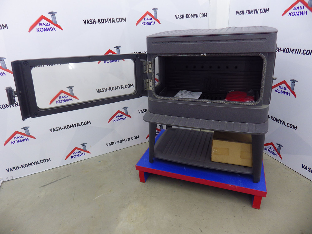 Чавунна піч-камін зі склом на три боки та полицею для дров Plamen Authentic 50 10 кВт