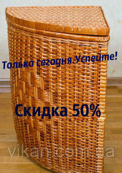 Кутовий кошик плетений з лози а у ванну кімнату.