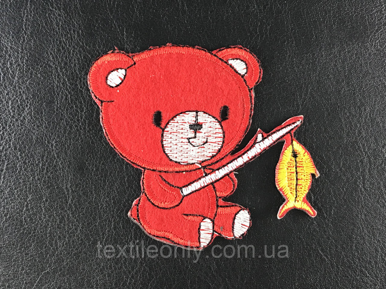 Нашивка ведмедика рибалки колір червоний 73х68 мм