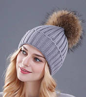 Шапка зимняя женская теплая. Модная женская шапка бини с меховым помпоном (светло-серая)