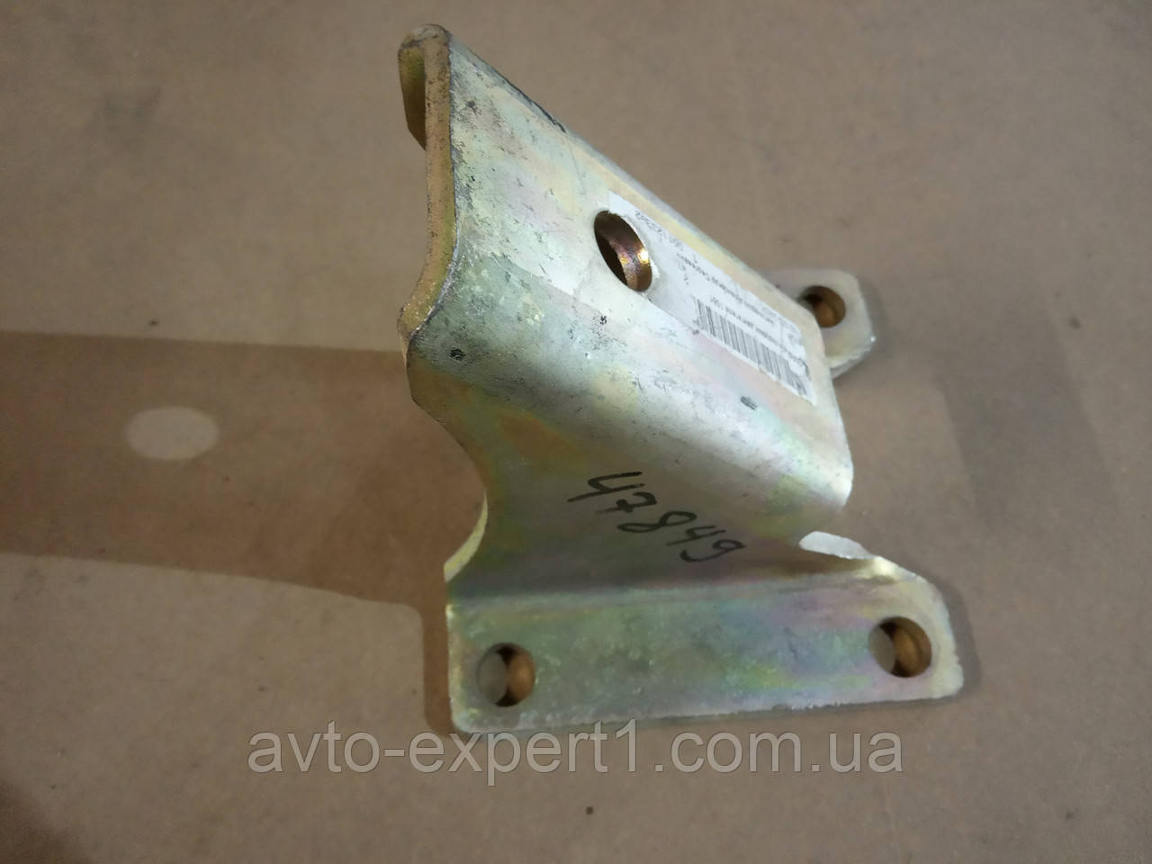 Кронштейн подушки двиготеля FAW 1041