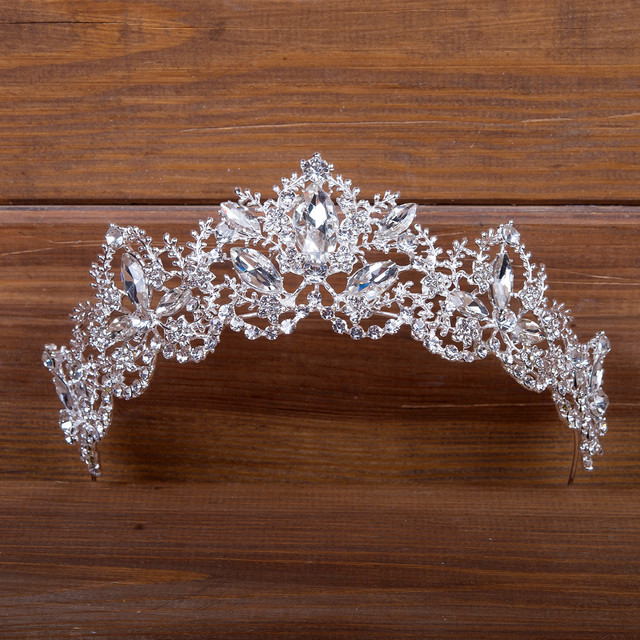 обворожительная диадема сереристого цвета с камнями Сваровски