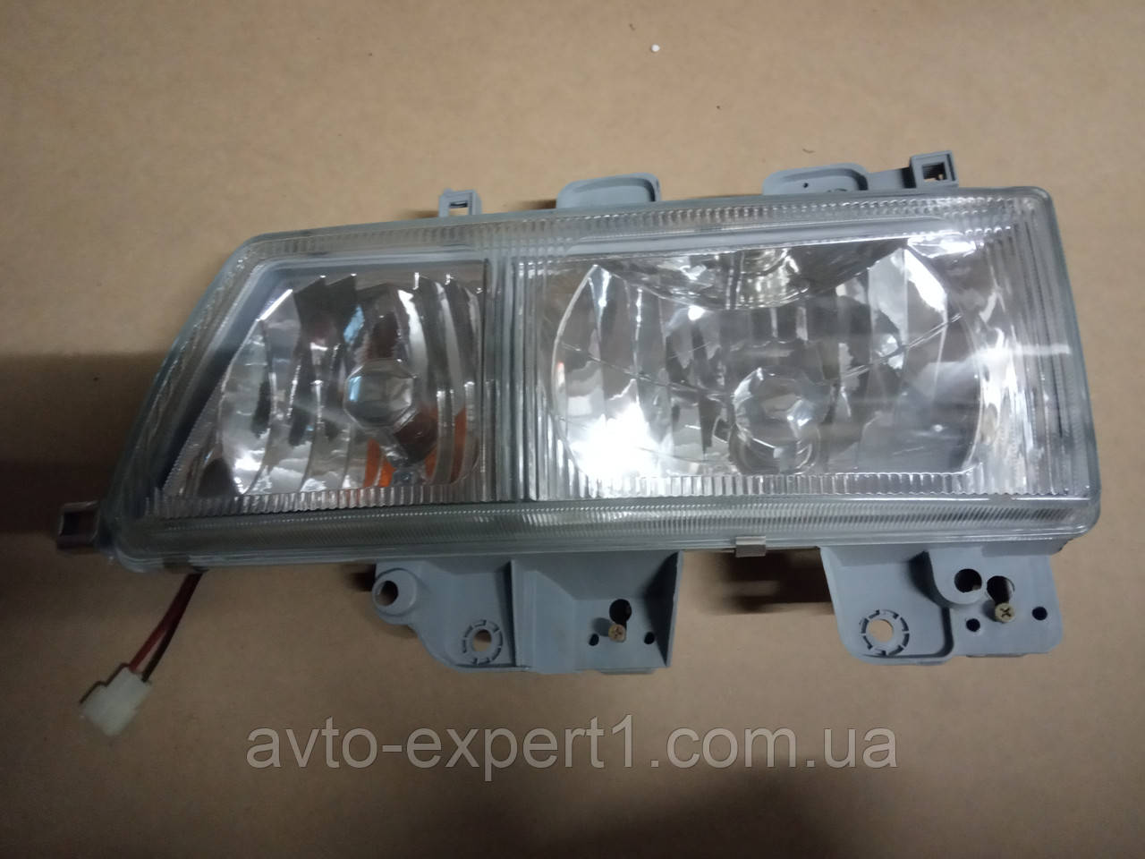 Фара L FAW 1041 