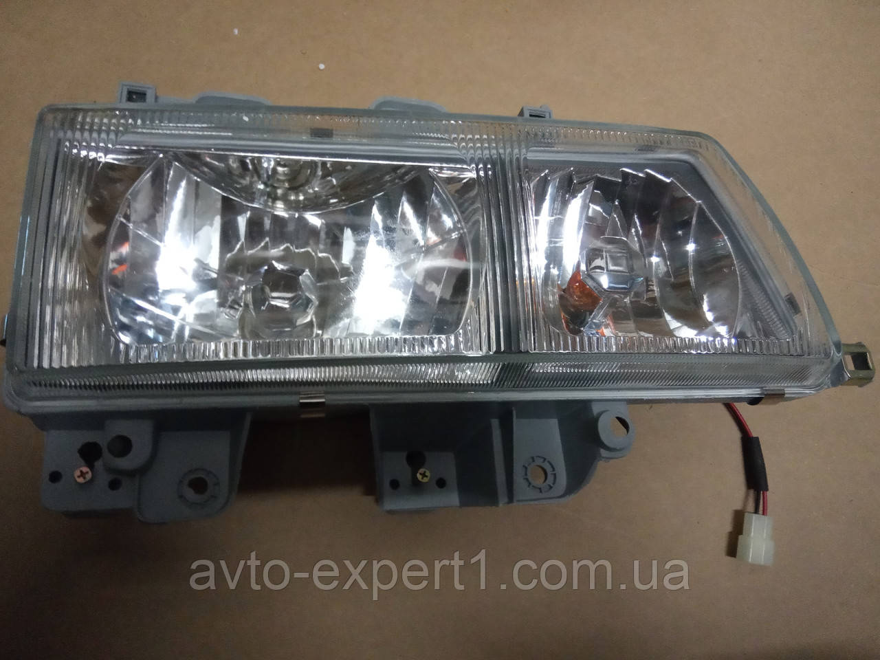 Фара R FAW 1041 