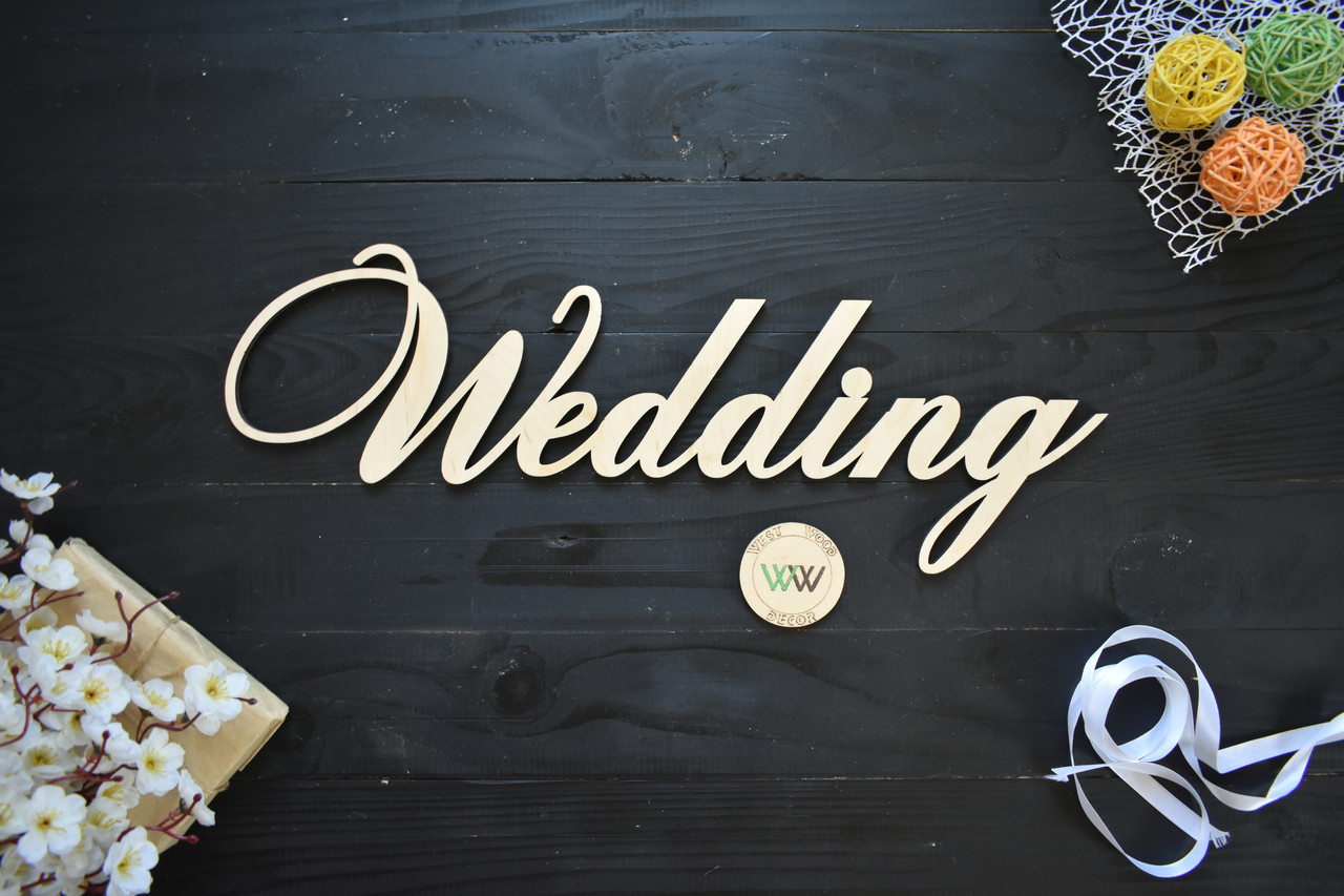 Слово Wedding з фанери для весільної фотосесії