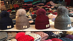 Шапочки жіночі з відворотом на флісі з помпоном з натурального хутра .