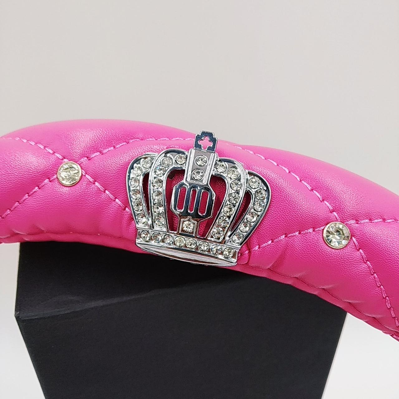 Малиновий чохол на кермо з стьобаної екошкіра зі стразами і короною, фото 1