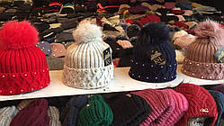 Шапочки жіночі з відворотом на флісі з помпоном із натурального хутра.