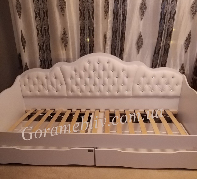 На фото: односпальная кровать для девочки с ящиками и мягкой спинкой