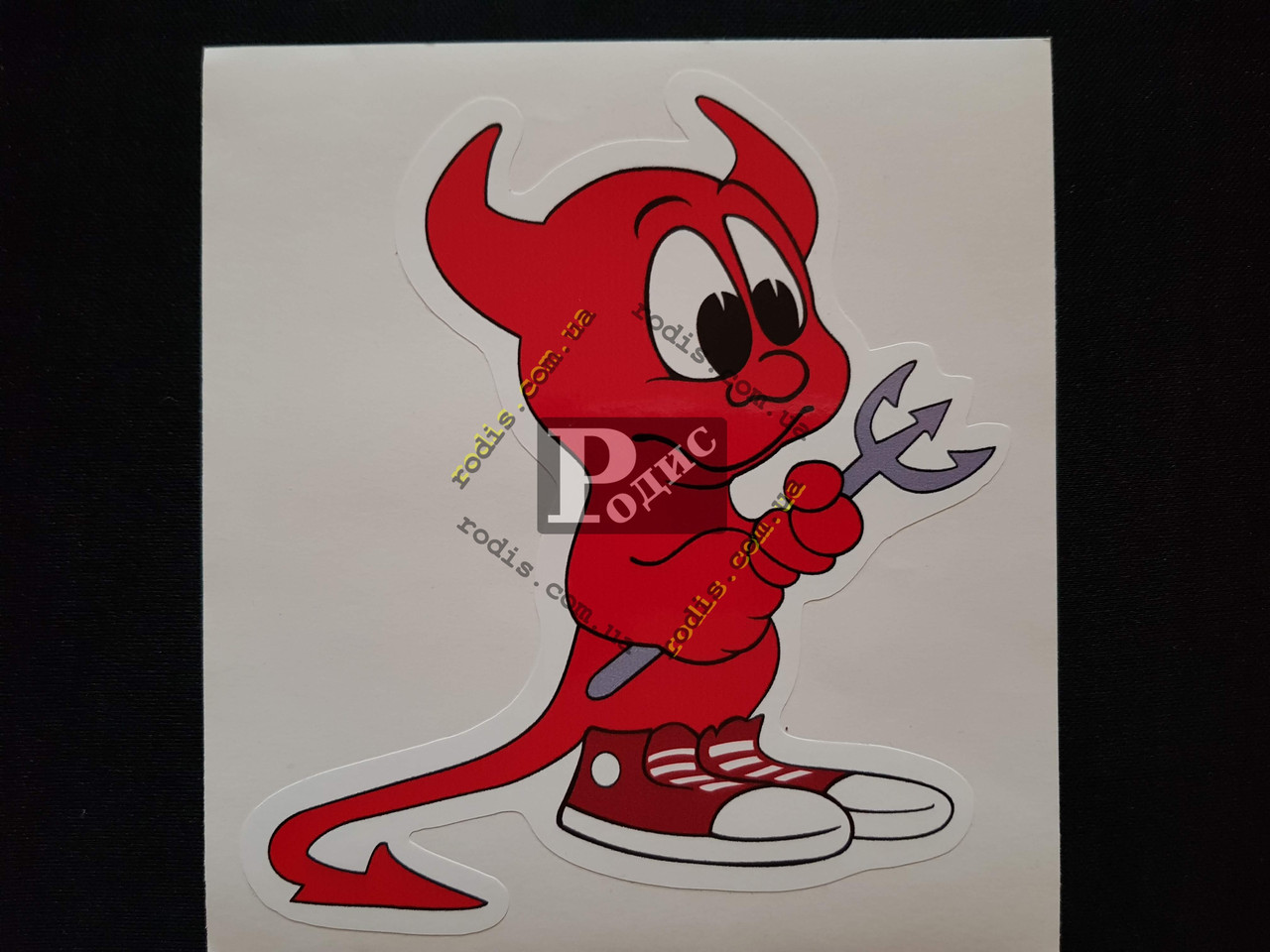Наклейка на автомобіль Дьяволенок в кедах, червона (h=170 мм, l=155 мм)