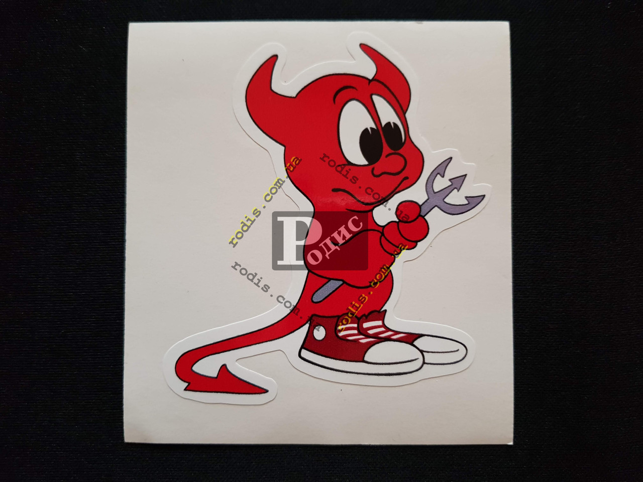 Наклейка на автомобіль Дияволеня в кедах, червона (h = 120 мм, l=105 мм)