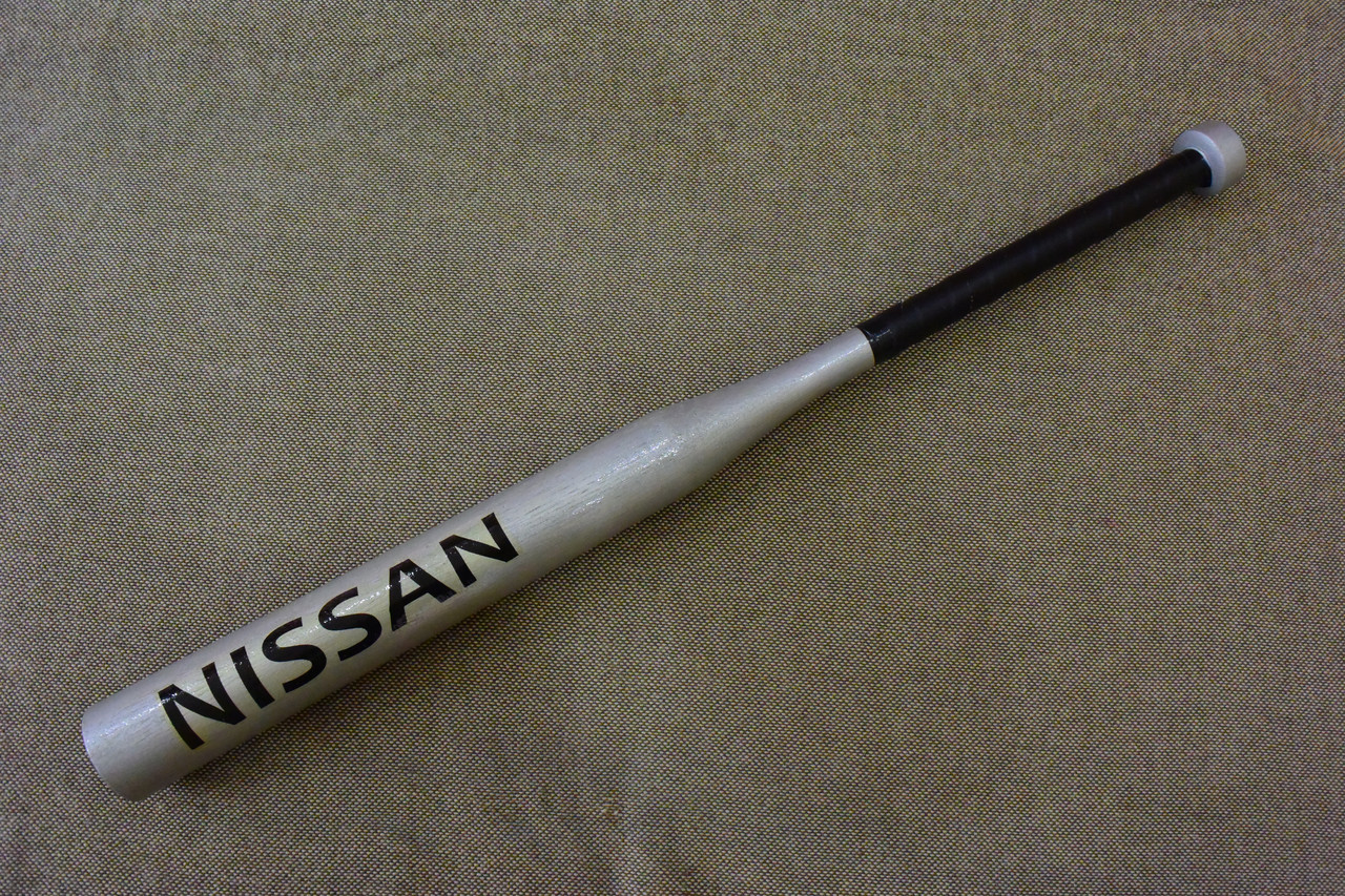Бейсбольна бита "NISSAN"дерев'яна, 75 см, ручка обтягнута шкірою.