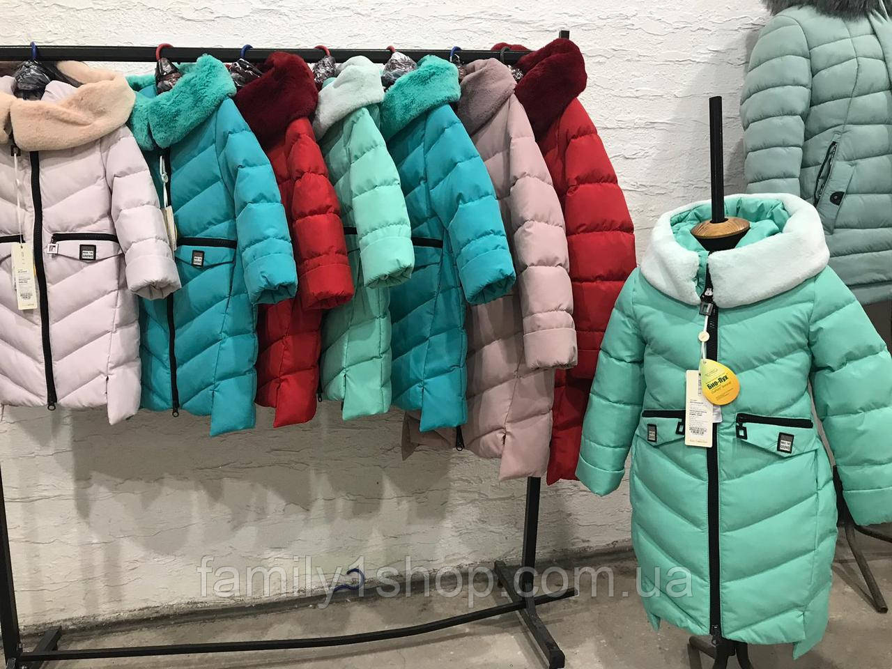 Детская и подростковая зимняя удлиненная модная куртка с эко-мехом мутона. - фото 2 - id-p1066888904