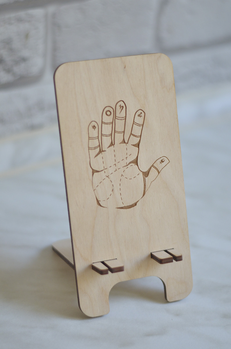 Деревянная подставка для телефона с гравировкой "Рука" - фото 1 - id-p1039747087