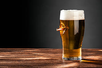 Келих для пива зі справжньою «застрялою» кулями.30-06