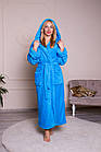 Банний жіночий махровий халат з капюшоном, довгий халат з кишенями та поясом блакитного кольору, фото 3