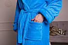 Банний жіночий махровий халат з капюшоном, довгий халат з кишенями та поясом блакитного кольору, фото 5