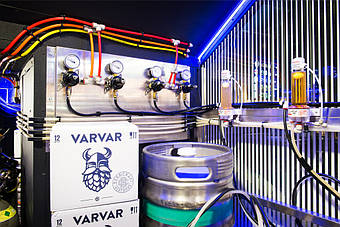 Холодная комната для пивных кег - вид изнутри. Ракурс-4.
Разноцветные трубки служат для различения проходящих по ним субстанций: азота, углекислоты, газовой смеси, пива, воды. 