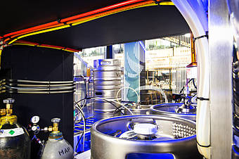 Холодная комната для пивных кег - вид изнутри. Ракурс-8. На крошечном пятачке под лестницей компактно разместилось довольно много оборудования. Все это - благодаря вдумчивому проектированию. 