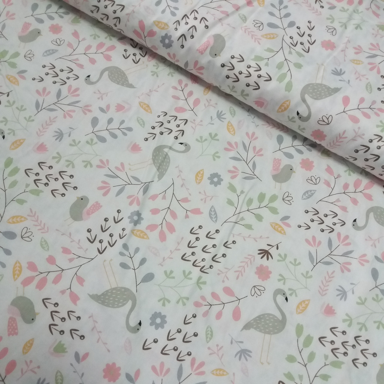 Сатин з сірими фламінго і різнокольоровими гілочками, ширина 160 см, фото 1