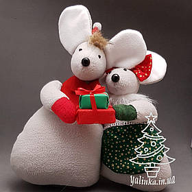 Новорічна дизайнерська композиція Мишки з подарунком 32х28 см