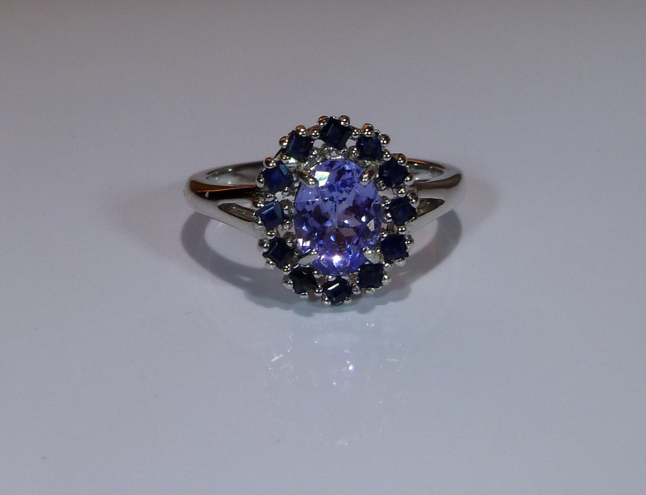 Великолепное кольцо с натуральным танзанитом 8х6 мм класса ААА и синими сапфирами Размер 17.5 - фото 3 - id-p1068484838
