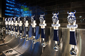 Панель с пивными кранами на баре. Рукоятки с бородачами отлично разместились на шаровых кранах производства Felom, Италия. 