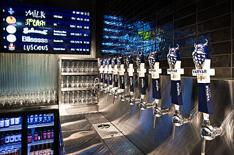 Идеальная геометрия. На мониторах - те сорта, которые сейчас на кранах. В дальнем углу можно разглядеть датский кран быстрого розлива Easy Tap, который в этом случае используется для продувки жестяных банок перед наливом в них пива. 