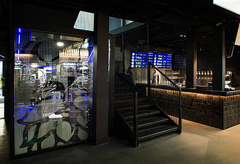 Так пяточек Varvar Bar выглядит снаружи. Очень эффектно. Настоящий арт-объект. 