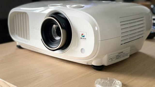 Epson EH-TW7100 4K PRO-UHD проектор для домашнього кінотеатру