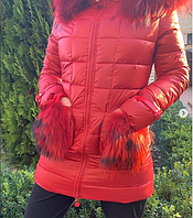 Зимний женский пуховик - красный, с капюшоном и мехом енота. В наличии. Уют и стиль для вашей зимы