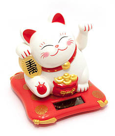 Кішка Манэки-неко на сонячній батареї