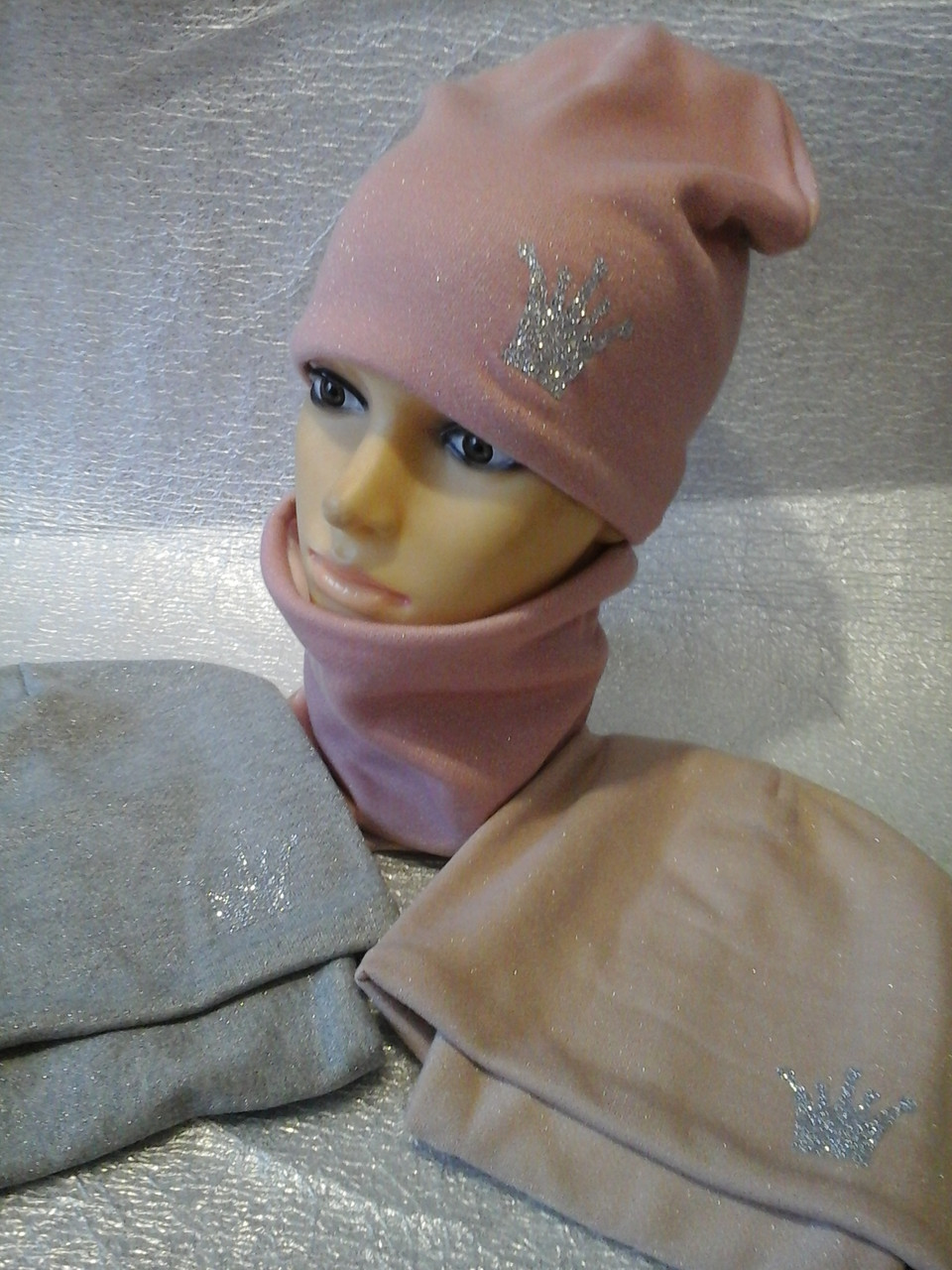 Зимова шапочка для дівчинки з напиленням і шарфиком баф