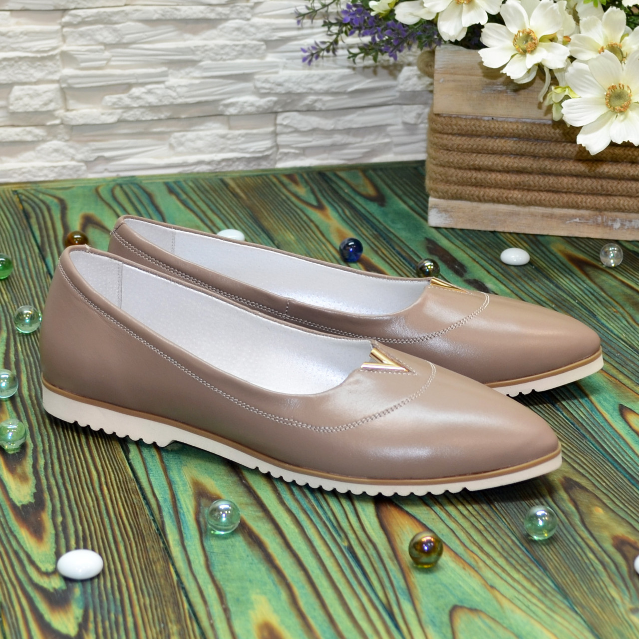 Жіночі шкіряні туфлі з загостреним носком, декоровані фурнітурою. Колір візон., фото 1